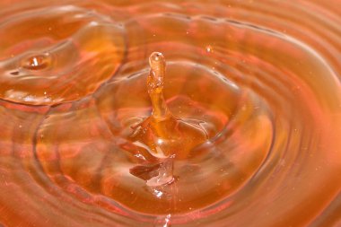 daireler ve suyu bir damla darbe sonrası yüzeyinde desenler 