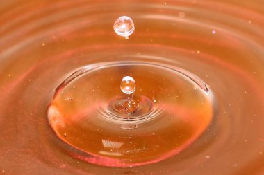 daireler ve suyu bir damla darbe sonrası yüzeyinde desenler 