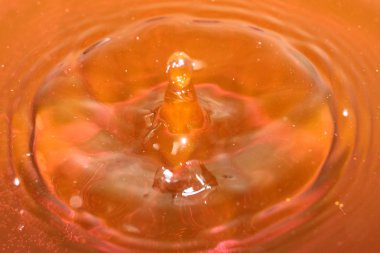 daireler ve suyu bir damla darbe sonrası yüzeyinde desenler 