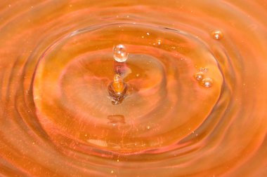 daireler ve suyu bir damla darbe sonrası yüzeyinde desenler 