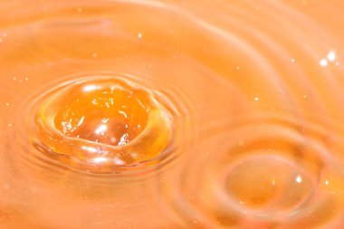 daireler ve suyu bir damla darbe sonrası yüzeyinde desenler 