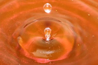 daireler ve suyu bir damla darbe sonrası yüzeyinde desenler 