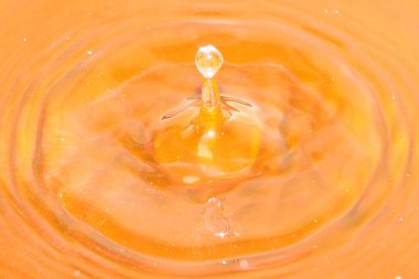 daireler ve suyu bir damla darbe sonrası yüzeyinde desenler 