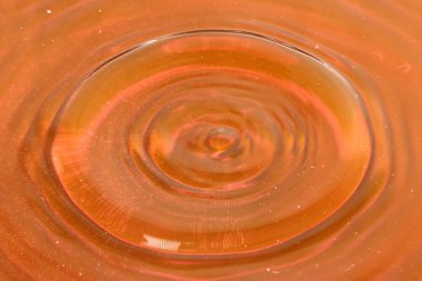 daireler ve suyu bir damla darbe sonrası yüzeyinde desenler 