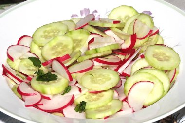 Taze salatalık ve turp salatası hazırlık için düzgün dilimler halinde kesilmiş 