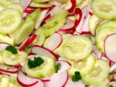 Taze salatalık ve turp salatası hazırlık için düzgün dilimler halinde kesilmiş 