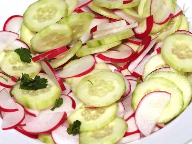 Taze salatalık ve turp salatası hazırlık için düzgün dilimler halinde kesilmiş 