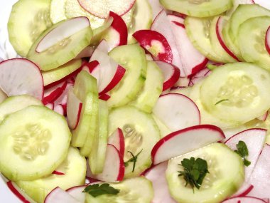 Taze salatalık ve turp salatası hazırlık için düzgün dilimler halinde kesilmiş 