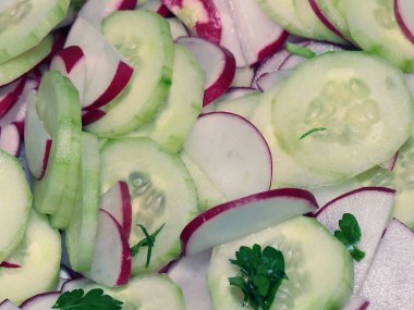 Taze salatalık ve turp salatası hazırlık için düzgün dilimler halinde kesilmiş 