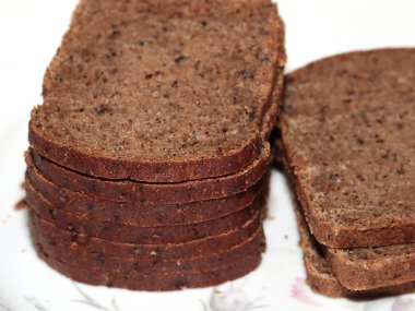 karanlık ekmek yemek için düzgün parçalar halinde kesilmiş 