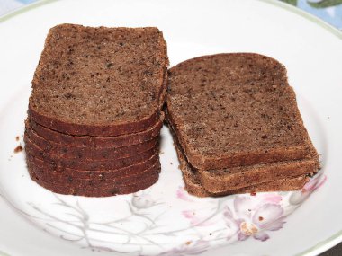 karanlık ekmek yemek için düzgün parçalar halinde kesilmiş 