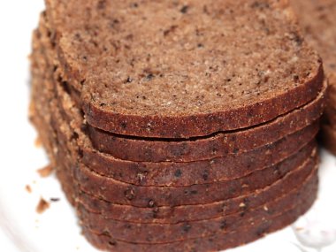 karanlık ekmek yemek için düzgün parçalar halinde kesilmiş 