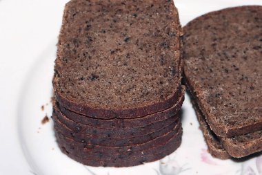 karanlık ekmek yemek için düzgün parçalar halinde kesilmiş 