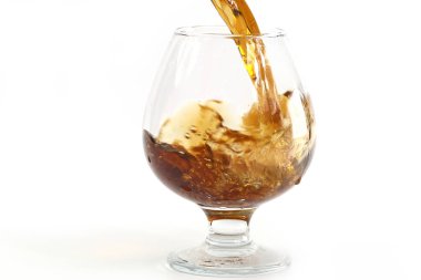 güçlü alkol tüketimi için bir bardak içine dökülür