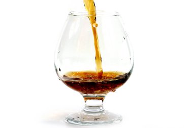 güçlü alkol tüketimi için bir bardak içine dökülür
