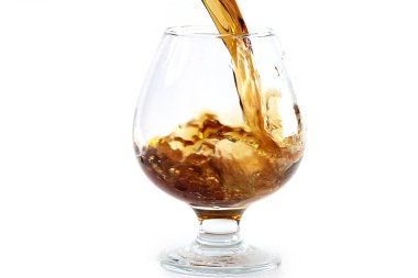 güçlü alkol tüketimi için bir bardak içine dökülür