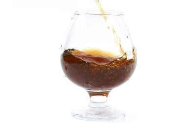 güçlü alkol tüketimi için bir bardak içine dökülür