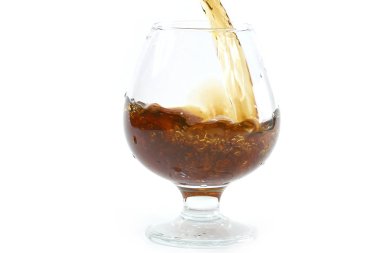 güçlü alkol tüketimi için bir bardak içine dökülür