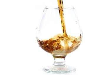 güçlü alkol tüketimi için bir bardak içine dökülür