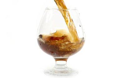 güçlü alkol tüketimi için bir bardak içine dökülür
