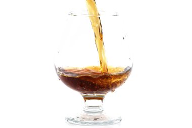 güçlü alkol tüketimi için bir bardak içine dökülür