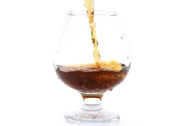 güçlü alkol tüketimi için bir bardak içine dökülür