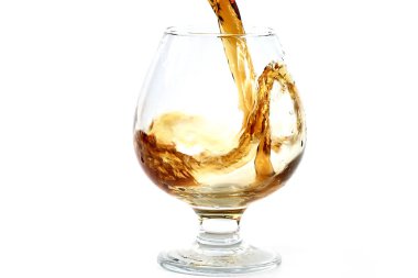 güçlü alkol tüketimi için bir bardak içine dökülür