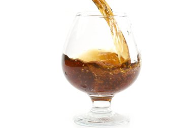 güçlü alkol tüketimi için bir bardak içine dökülür
