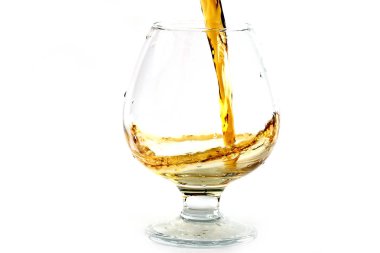 güçlü alkol tüketimi için bir bardak içine dökülür