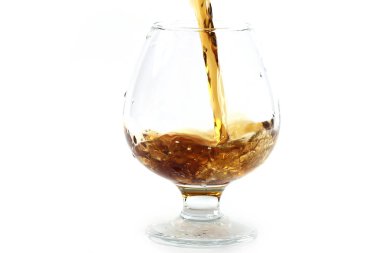 güçlü alkol tüketimi için bir bardak içine dökülür