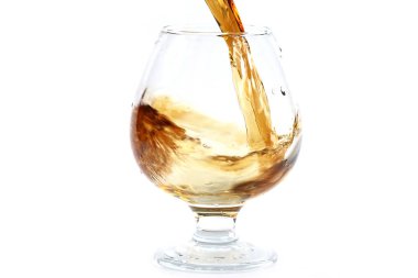 güçlü alkol tüketimi için bir bardak içine dökülür