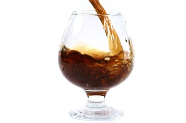 güçlü alkol tüketimi için bir bardak içine dökülür