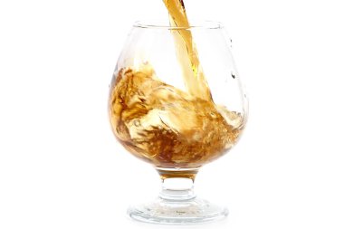 güçlü alkol tüketimi için bir bardak içine dökülür