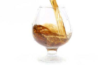 güçlü alkol tüketimi için bir bardak içine dökülür