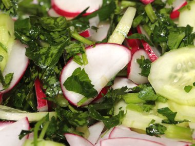 taze turp, dilim Olgun salatalık ve kahvaltı için bir tabak maydanoz parçaları 