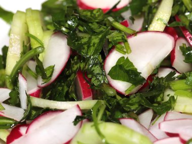 taze turp, dilim Olgun salatalık ve kahvaltı için bir tabak maydanoz parçaları 