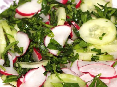 taze turp, dilim Olgun salatalık ve kahvaltı için bir tabak maydanoz parçaları 