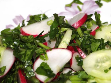 taze turp, dilim Olgun salatalık ve kahvaltı için bir tabak maydanoz parçaları 