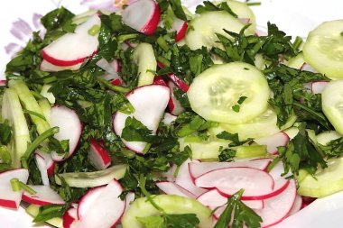 taze turp, dilim Olgun salatalık ve kahvaltı için bir tabak maydanoz parçaları 