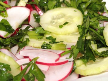 taze turp, dilim Olgun salatalık ve kahvaltı için bir tabak maydanoz parçaları 