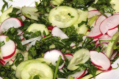 taze turp, dilim Olgun salatalık ve kahvaltı için bir tabak maydanoz parçaları 