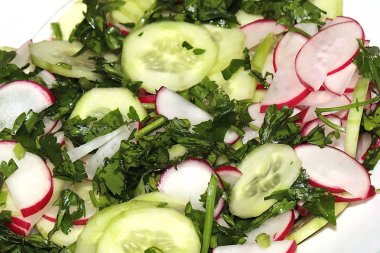 taze turp, dilim Olgun salatalık ve kahvaltı için bir tabak maydanoz parçaları 