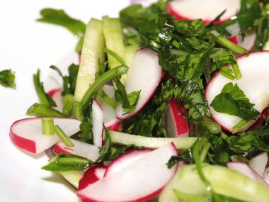 taze turp, dilim Olgun salatalık ve kahvaltı için bir tabak maydanoz parçaları 