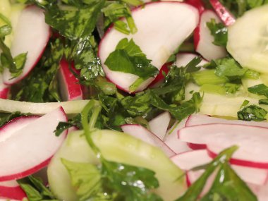 taze turp, dilim Olgun salatalık ve kahvaltı için bir tabak maydanoz parçaları 