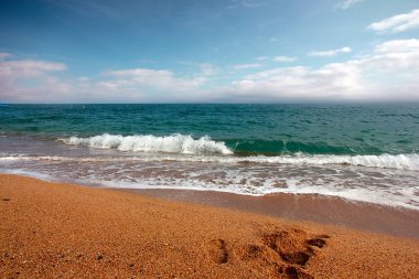 Akdeniz kıyısında güzel kumlu plaj 
