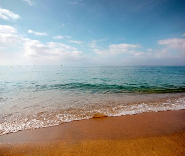 Akdeniz kıyısında güzel kumlu plaj 