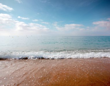 Akdeniz kıyısında güzel kumlu plaj 