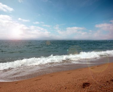 Akdeniz kıyısında güzel kumlu plaj 