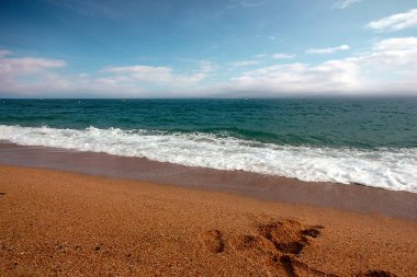 Akdeniz kıyısında güzel kumlu plaj 