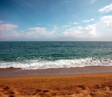 Akdeniz kıyısında güzel kumlu plaj 
